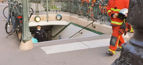 Paris : un homme s'immole par le feu station Pigalle