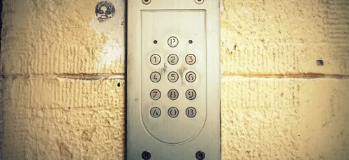 Paris : le distributeur de prospectus vendait des badges d’accès...