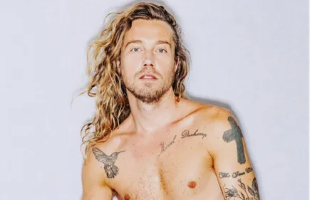 Julien Doré : bientôt en duo avec une grande star des années 60 ?