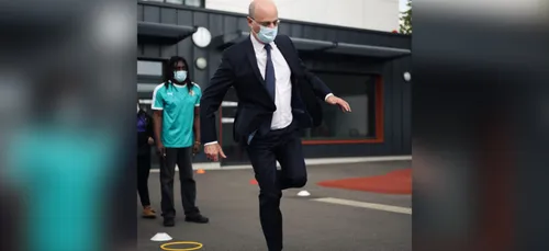 Jean Michel Blanquer joue à la marelle en Seine-Saint-Denis (vidéo)