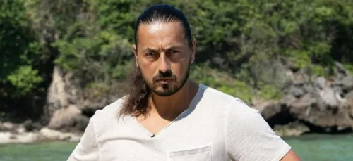 Agacé par les discours des complotistes, Moundir dévoile une photo...