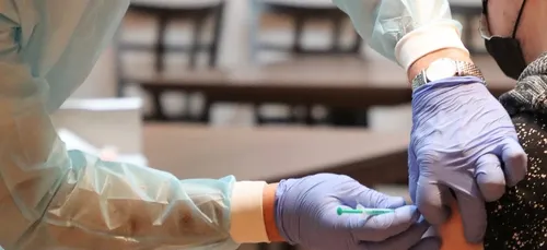 COVID : vers une vaccination des ados pour s’en sortir ?