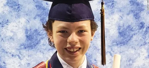 Un garçon de 12 décroche un diplôme universitaire pendant le...