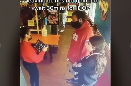 Une serveuse refuse un client sans savoir qu’il s’agit d'une star...