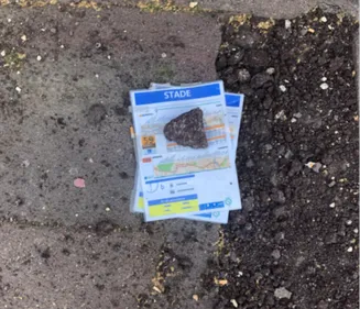 Vanves : un arrêt de bus provisoirement marqué par une pierre !