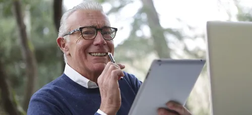 "Plus on vieillit, moins on aime les gens" : l'étude étonnante sur...