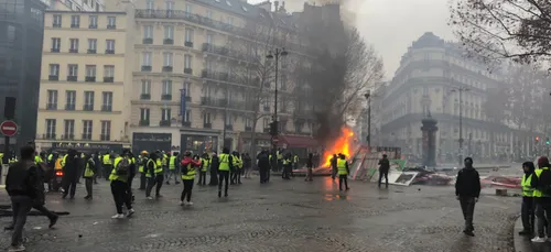 Paris : trois CRS en garde à vue après des violences dans un Buger...