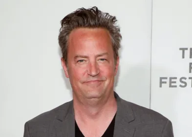Friends : Matthew Perry drague une jeune femme sur un site de...