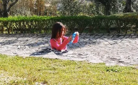 Illusion d’optique : où sont les jambes de cette fillette ?