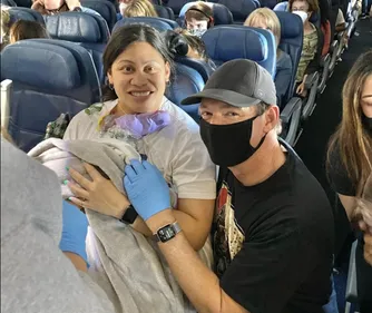 Elle ignore qu’elle est enceinte et accouche dans un avion en plein...