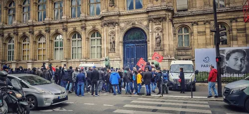 Paris : éboueurs et égoutiers manifestent devant l’Hôtel de Ville