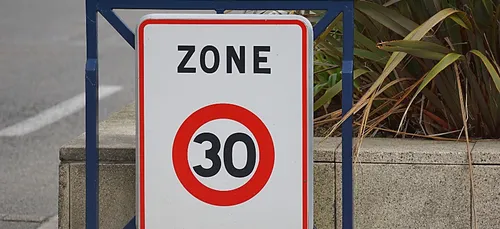 Le code de la route fête ses 100 ans : les Parisiens réagissent