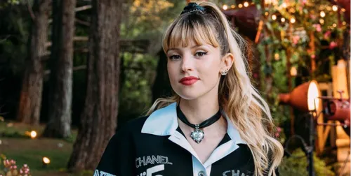 Angèle crée une paire de chaussettes pour prôner le féminisme et...