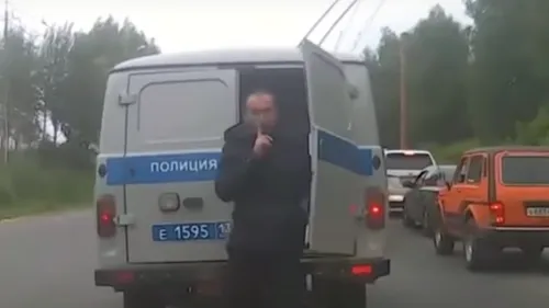 Un détenu s’échappe d’un fourgon de police bloqué dans les...