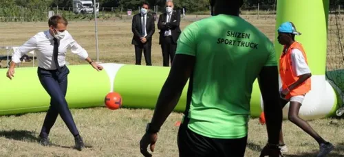 Emmanuel Macron promet de chausser les crampons en septembre à Poissy