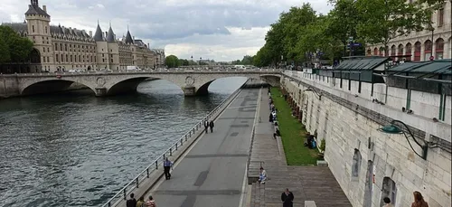 Un bar parisien a-t-il refusé l’entrée à des personnes noires ?