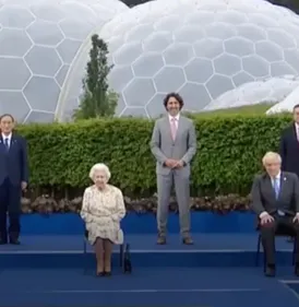 La blague de la reine Elizabeth II fait rire pendant la photo...