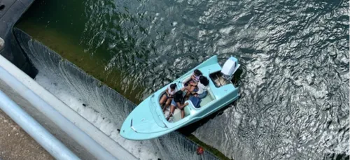 Un bateau de touristes coincé au-dessus d’une cascade (Vidéo)