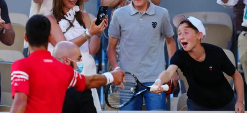 Un enfant explose de joie après que Novak Djokovic lui ait offert...