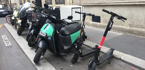 Stationnement à Paris : motos et scooters thermiques devront payer...