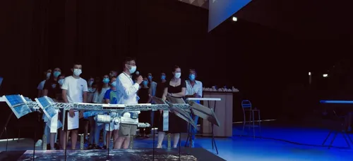 Des étudiants et collégiens échangent en direct par radio avec...