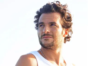 Contraint de reporter sa grande tournée, Amir annonce une série de...