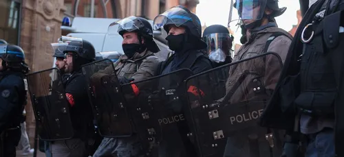 Paris : mise en examen d’un policier pour le tir d’un LBD "à bout...