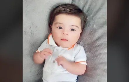 La masse capillaire de ce bébé buzz sur la toile (vidéos)