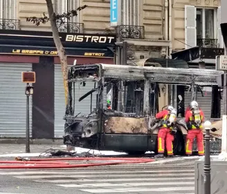 Explosion et fumée noire : un bus en feu dans le nord de Paris