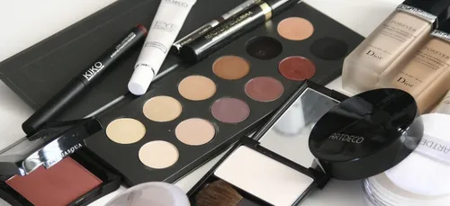 "Plastic act" : le secteur des cosmétiques veut réduire son...