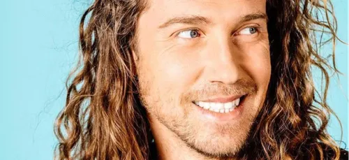 Julien Doré annonce le report de sa tournée et ajoute des dates...