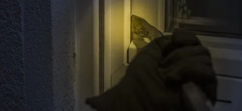 Il rentre chez lui pour sa pause déjeuner et découvre un...