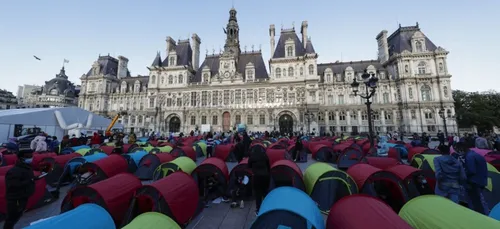 Paris : des migrants installent 250 tentes devant la mairie