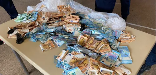 Une femme déverse 47 000 euros dans une fontaine pour s’y baigner...