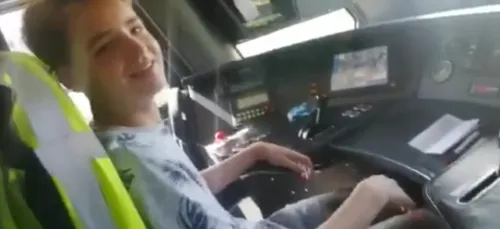 Pays-Bas : un conducteur laisse un adolescent de 15 ans conduire un...