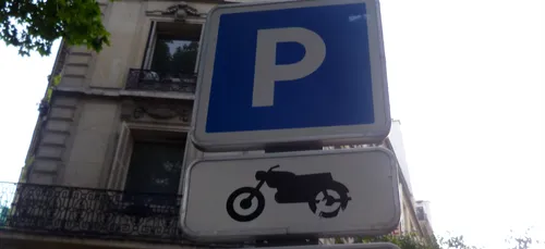 500 motards manifestent à Paris contre la fin de la gratuité de...