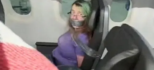 Une passagère incontrôlable scotchée à son siège après avoir tenté...