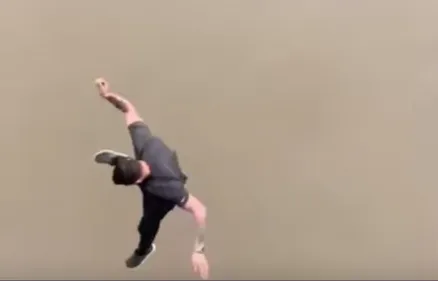 Coincé dans les bouchons, il saute d'un pont de 30 mètres de haut...