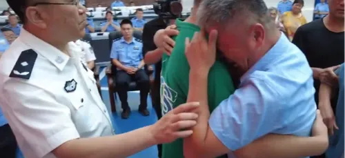 Les retrouvailles émouvantes entre un père et son fils, kidnappé 24...