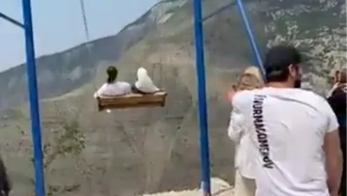 Deux femmes tombent d’une balançoire suspendue au bord d’un canyon...