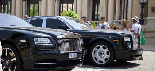 Un enfant de 4 ans au volant d’une voiture de luxe provoque un...
