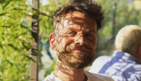 "Dilemme" : quand Keen'V revisite le célèbre tube de Nelly et Kelly...