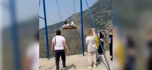 Suspendues en haut d'une falaise, elles survivent miraculeusement à...