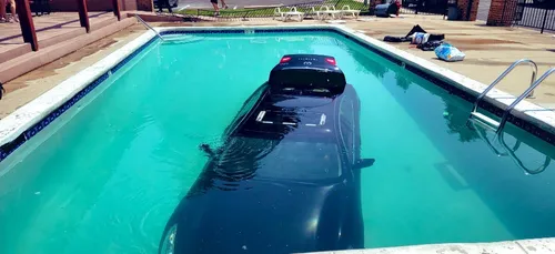 Une voiture termine sa course dans une piscine (Video)