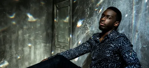 Dadju invite une fillette à chanter avec lui sur scène (Vidéo)