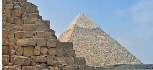 La photo d’un couple qui fait l’amour en haut d’une pyramide fait...