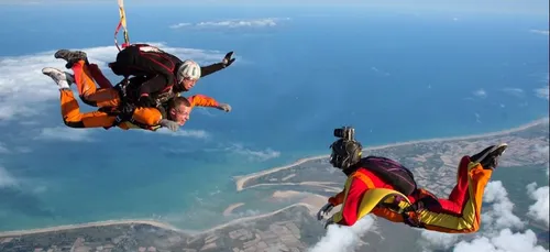 Une mamie de 102 ans saute en parachute pour la bonne cause (vidéo)
