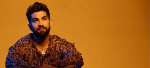 Pour les fêtes, Kendji Girac offre sa reprise de « Petit Papa Noël » !