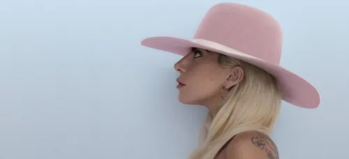 Lady Gaga est contrainte de s’expliquer sur son duo avec R. Kelly...
