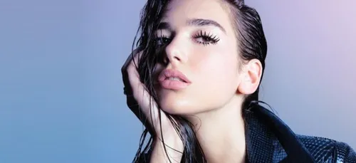 Dua Lipa est méconnaissable dans cette vidéo d’elle enfant chantant...